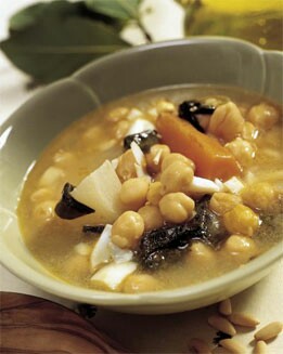 POTAJE DE GARBANZOS CON PIÑONES