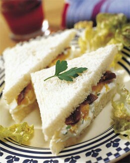 SÁNDWICH DE ANCHOAS Y CREMA DE CEBOLLINO