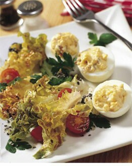 HUEVOS RELLENOS CON ENSALADA DE SEMILLAS