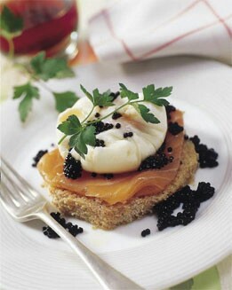 TOSTA DE SALMÓN AHUMADO CON HUEVO