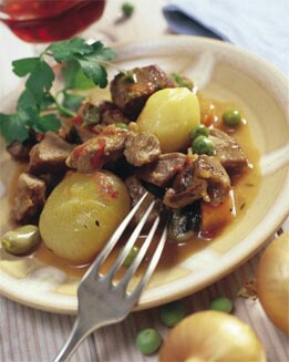 CAZUELA DE CORDERO CON HABAS Y GUISANTES
