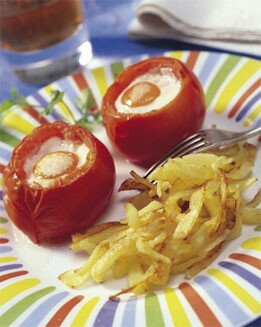 HUEVOS CUAJADOS EN CUENCOS DE TOMATE