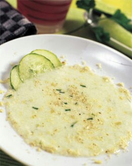 CREMA FRÍA DE PEPINO CON PIÑONES