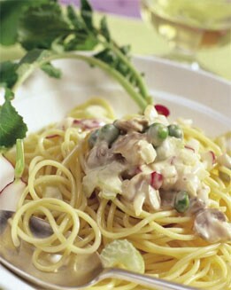 ESPAGUETI CON ENSALADA DE GUISANTES