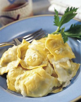 RAVIOLI CON SALSA DE QUESO AZUL