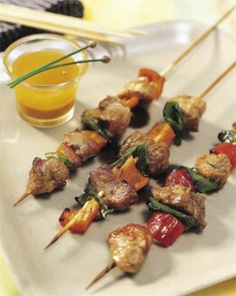 BROCHETAS DE CORDERO CON SALSA DE MOSTAZA