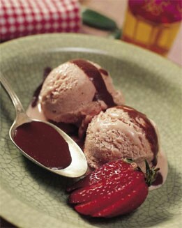HELADO DE FRESAS CON SALSA DE CHOCOLATE
