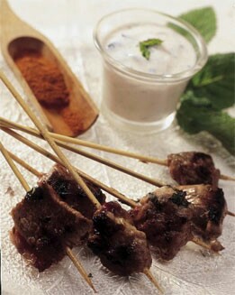 BROCHETAS DE CORDERO CON SALSA DE YOGUR