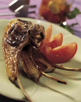 BARBACOA DE CORDERO CON ENSALADA DE TOMATE