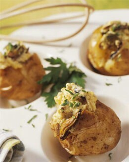 REVUELTO DE MEJILLONES SOBRE PATATITAS BABY