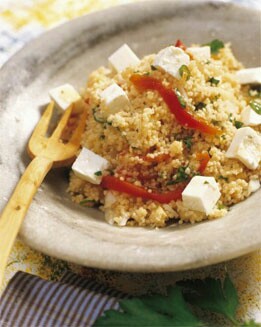 CUSCÚS CON PIMIENTOS, PEPINOS Y QUESO