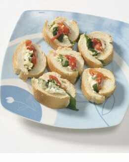 PAN RELLENO DE CANÓNIGOS, VENTRESCA Y PIMIENTOS