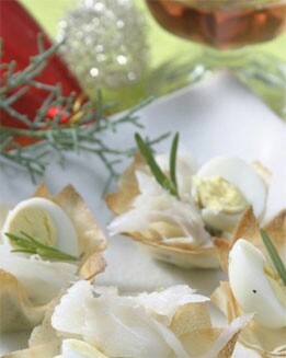 HUEVOS DE CODORNIZ SOBRE LECHO DE BACALAO