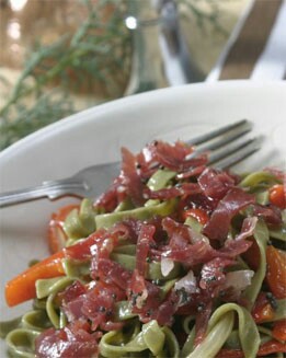 ESPAGUETI CON SALSA DE PIMIENTOS Y JAMÓN