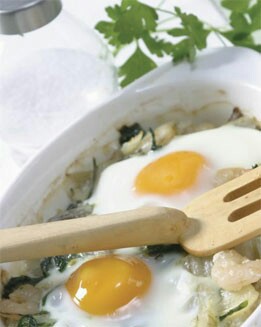 HUEVOS AL PLATO CON ACELGAS Y GAMBAS