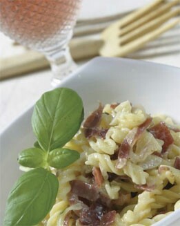 ESPIRALES A LA CREMA CON JAMÓN SERRANO