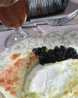 HUEVOS DE CORRAL CON CAVIAR