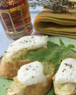 TOSTA DE QUESO DE CABRA CON CEBOLLA CONFITADA