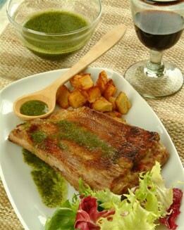 PARRILLADA DE COSTILLAS CON SALSA DE ORÉGANO