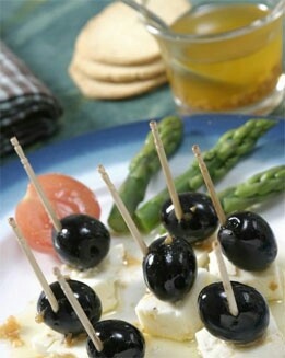 PINCHITOS DE OLIVAS NEGRAS CON QUESO FETA