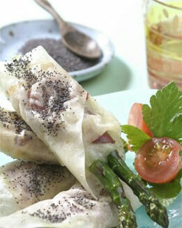 ROLLITOS DE ESPÁRRAGOS, JAMÓN Y EMMENTAL