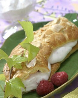 CORONA DE QUESO Y CEREZAS