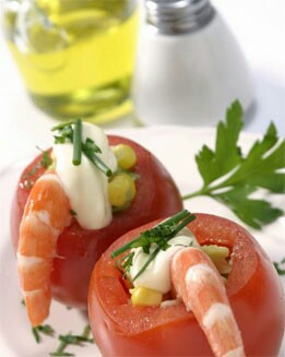 TOMATES RELLENOS DE ENSALADILLA