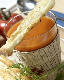 GAZPACHO CON PALITOS DE QUESO