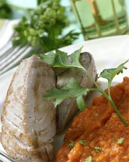 LOMOS DE ATÚN CON SALSA DE CACAHUETES