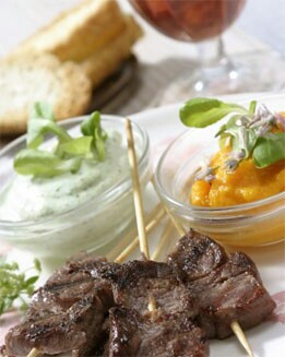 BROCHETAS DE SOLOMILLO CON SALSAS VEGETALES