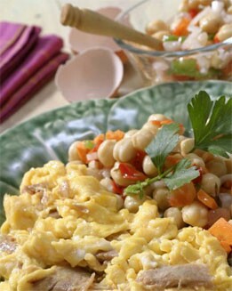 REVUELTO DE ATÚN CON VINAGRETA DE GARBANZOS