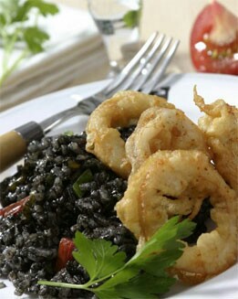 ARROZ NEGRO CON TEMPURA DE CHIPIRONES
