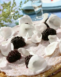 TARTA ESTIVAL CON PÉTALOS DE ROSA