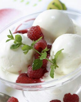 HELADO DE YOGUR CON SALSA DE FRAMBUESAS