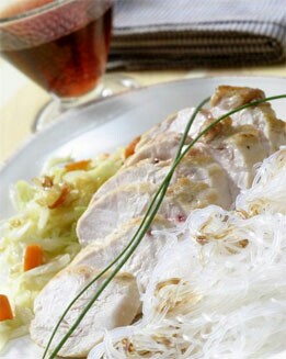 POLLO CON FIDEOS CHINOS