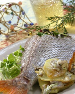 BESUGO AL HORNO CON PIÑONES