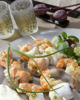 BROCHETAS DE RAPE CON SALSA HOLANDESA