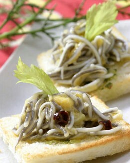 REVUELTO CON GULAS DEL NORTE AL AJILLO