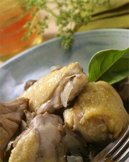 GALLO EN SALSA DE CEBOLLITAS Y CHAMPIÑONES