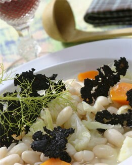 SOPA DE ALUBIAS CON CRUJIENTE DE MORCILLA