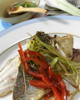 LUBINA CON CRUJIENTE DE HORTALIZAS