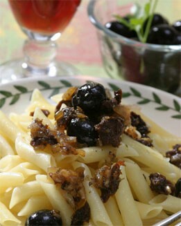 MACARRONES CON SALSA DE OLIVAS