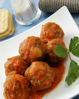 ALBÓNDIGAS DE QUESO EN SALSA DE TOMATE