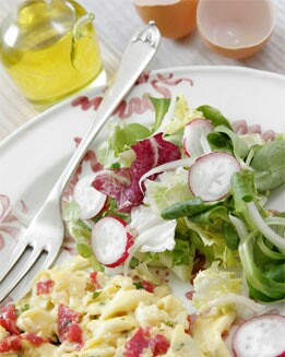 HUEVOS REVUELTOS CON ENSALADA