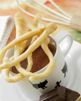 BASTONES DE CHURROS CON CHOCOLATE