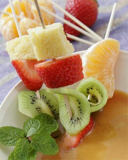 BROCHETAS DE FRUTA CON SALSA DE CARAMELO