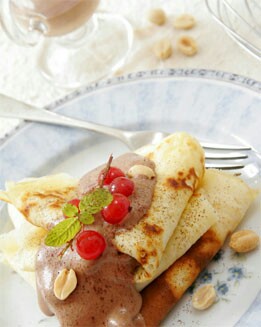 CREPES CON SALSA DE CHOCOLATE Y CACAHUETES