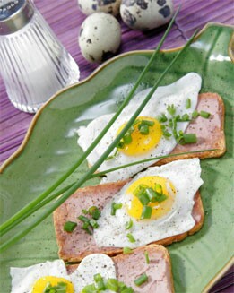 TOSTAS DE FOIE CON HUEVOS DE CODORNIZ