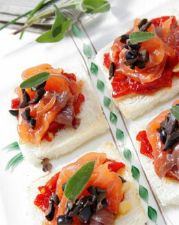 TOSTA DE TRUCHA AHUMADA CON PIMIENTOS