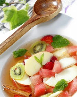 CÓCTEL DE FRUTAS CON SIDRA Y CANELA